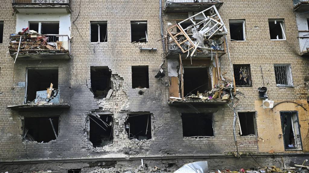 HANDOUT - Ein zerstörtes Wohnhaus am Ort eines Angriffs der russischen Armee mit gelenkten Bomben zu sehen. Foto: Uncredited/Kherson Regional Military Administration/AP/dpa