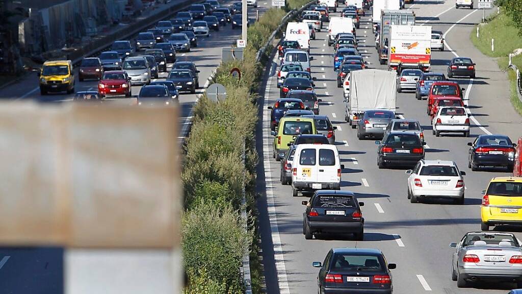 Stockender Verkehr auf der Autobahn A1 bei Bern-Neufeld an einem Tag im August 2010. (Archivbild)