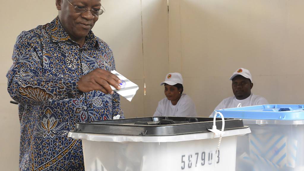 John Magufuli, amtierender Präsident von Tansania und Präsidentschaftskandidat bei der Präsidentenwahl, gibt in einem Wahllokal im ostafrikanischen Tansania seine Stimme ab. In einem angespannten Klima wählen die Bürger den Präsidenten und das Parlament neu. Foto: Stringer/AP/dpa