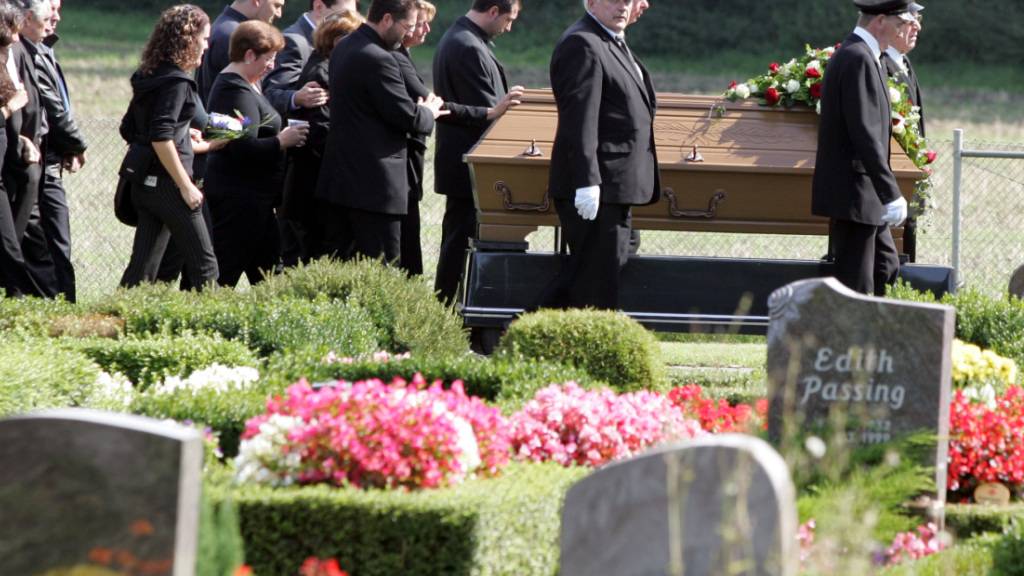 Eine Beerdigung eines Jugendlichen nach einer Schiesserei zwischen Mafia-Clans in Duisburg im jahr 2007. (Archivbild)