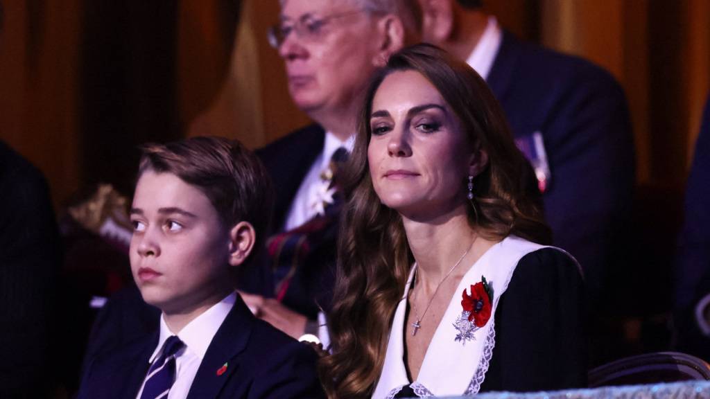 Prinz George hat am Samstag in Begleitung seiner Familie erstmals an einer traditionellen Gedenkveranstaltung für gefallene Soldaten des Königreichs teilgenommen.