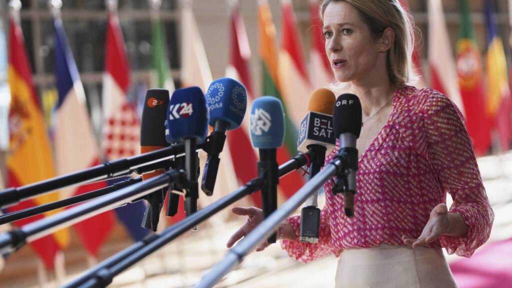 ARCHIV - Die Chefin der Außenpolitik der Europäischen Union, Kaja Kallas, spricht zu Medienvertretern vor einem Treffen der EU-Verteidigungsminister im Gebäude des Europäischen Rates in Brüssel. Foto: Virginia Mayo/AP/dpa