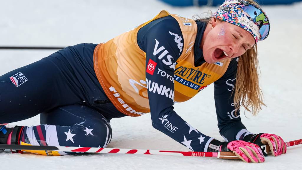 Mit Glitzer im Gesicht und ausser Atem: Jessie Diggins als Siegerin der Tour de Ski beim Zieleinlauf auf der Alpe Cermis