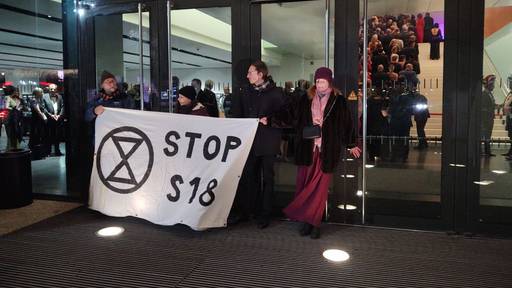 Klimaaktivisten kleben sich an Bregenzer Festspielhaus