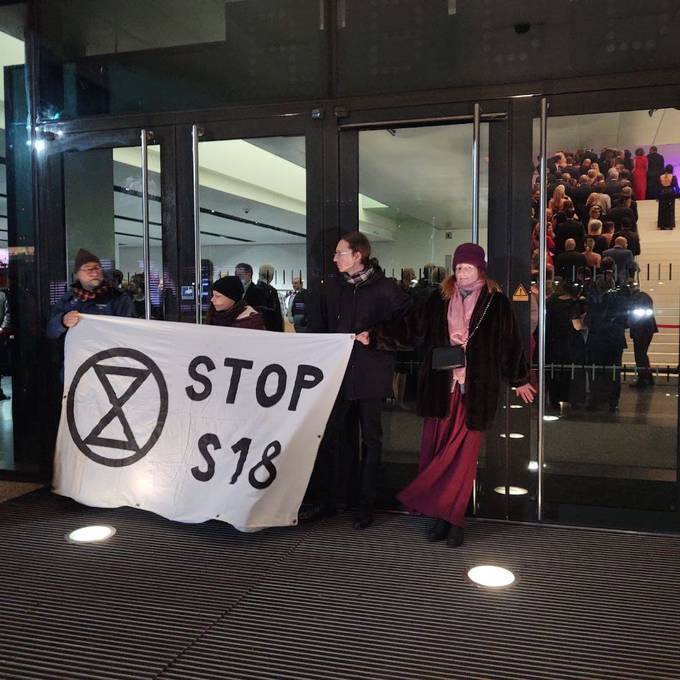 Klimaaktivisten kleben sich an Bregenzer Festspielhaus
