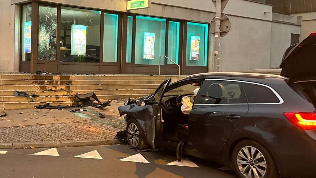 Ein von der Polizei verbreitetes Foto zeugt von der Heftigkeit des Aufpralls.