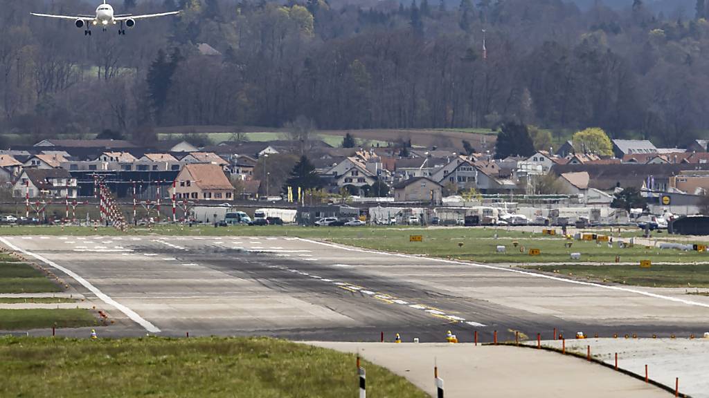 Die Gemeinde Rümlang hatte mit einer Beschwerde gegen weitere Standplätze am Flughafen Zürich keinen Erfolg vor dem Bundesverwaltungsgericht. (Archivfoto)