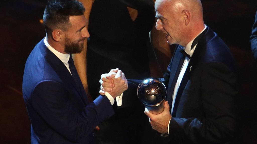 FIFA-Präsident Gianni Infantino überreicht Lionel Messi die Trophäe für den Weltfussballer 2019