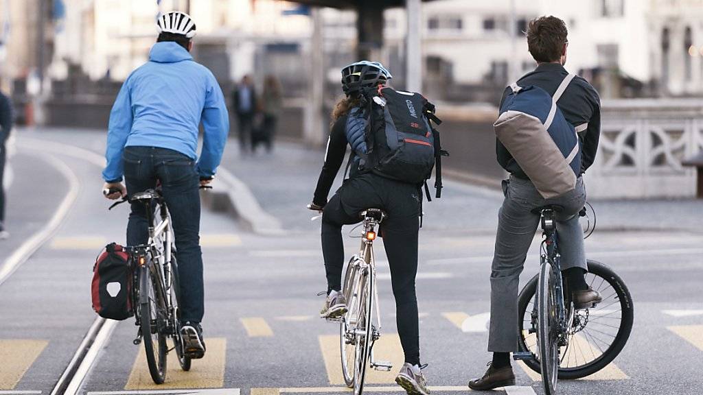 Velofahrer in der Stadt Zürich: Im Vergleich zu anderen Schweizer Städten ist in Zürich ein eher kleiner Anteil der Bevölkerung mit dem Fahrrad unterwegs. (Archivbild)