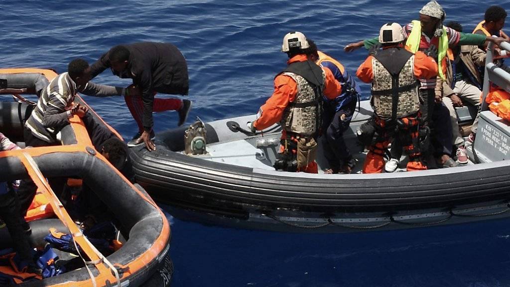 Die deutsche Bundeswehr bei einer Rettungsaktion im Mittelmeer im Mai 2015. (Archiv)