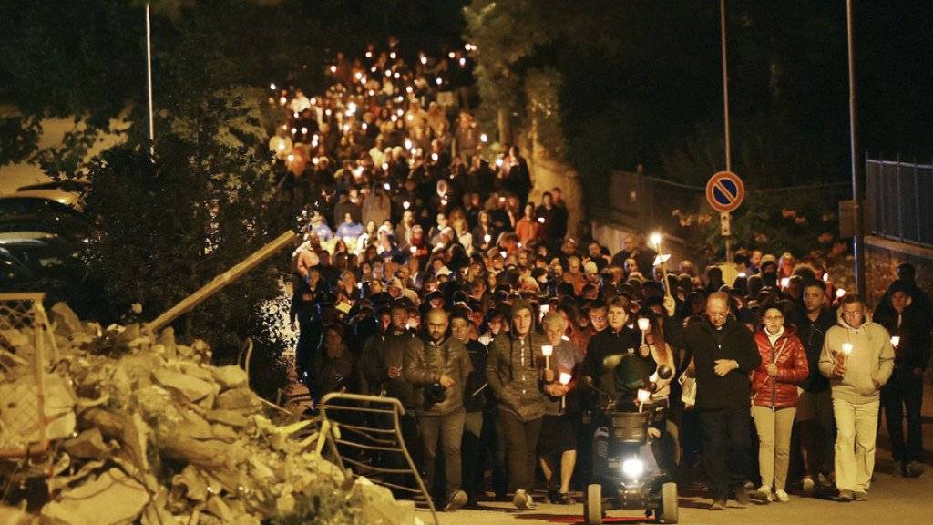 Der Fackelzug in Amatrice in der Nacht auf Freitag zum Gedenken der Erdbebenkatastrophe vor zwei Jahren.