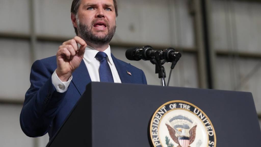 ARCHIV - Vizepräsident JD Vance spricht in Milwaukee bei einer Veranstaltung auf dem Gelände der Wisconsin Air National Guard am Milwaukee Mitchell International Airport über Maßnahmen zur Betrugsbekämpfung. Foto: Mark Schiefelbein/Pool AP/dpa