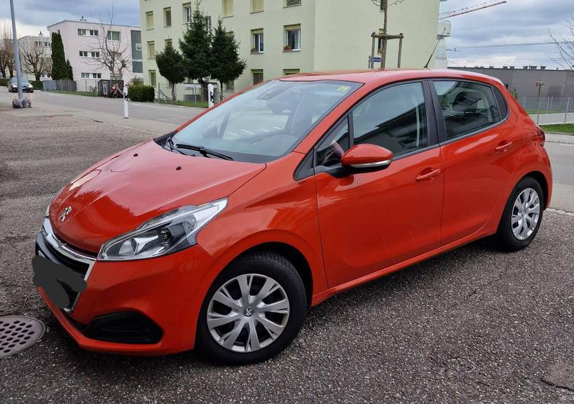 Mit diesem orangen Peugeot 208 fuhr Graziella von Sevelen in Richtung Landquart