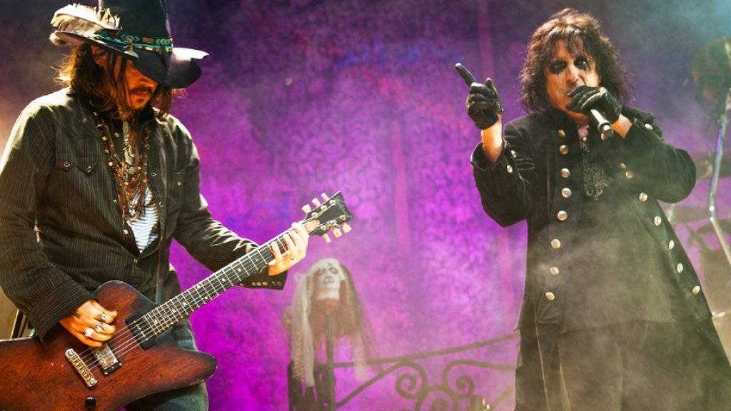 Johnny Depp (l) und Alice Cooper rockten schon 2012 gemeinsam die Bühne. Bald ist es wieder soweit (Archiv)