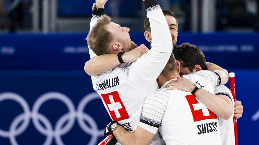 «Für Schweizer haben wir doch sehr gejubelt und geschrien»: Der Schweizer Skip Yannick Schwaller mit seinen Teamkollegen