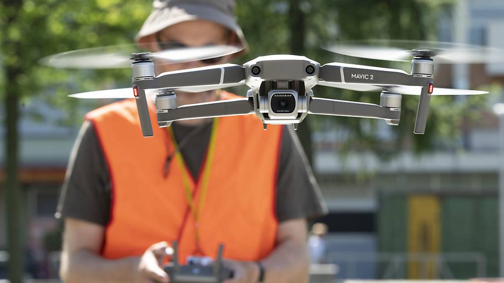 Künftig nur noch mit Ausbildung: Ein Pilot lässt eine über 900 Gramm schwere Drohne steigen. Er ist allerdings vom Schweizerischen Verband Ziviler Drohnen lizenziert. (Archivbild)