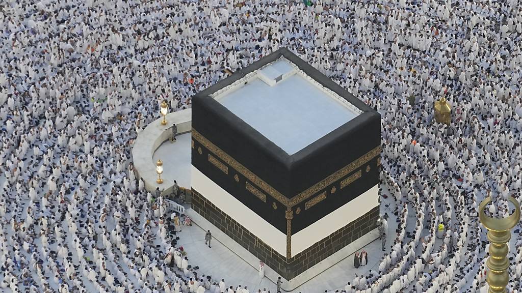 Muslimische Pilger umrunden die Kaaba, das kubische Gebäude der Großen Moschee, während der jährlichen Hadsch-Pilgerfahrt. Foto: Rafiq Maqbool/AP/dpa
