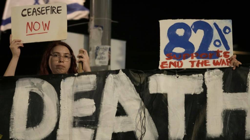 Menschen protestieren vor der US-Botschaft in Tel Aviv für ein Ende des Krieges und die sofortige Freilassung der Geiseln. Foto: Maya Alleruzzo/AP/dpa