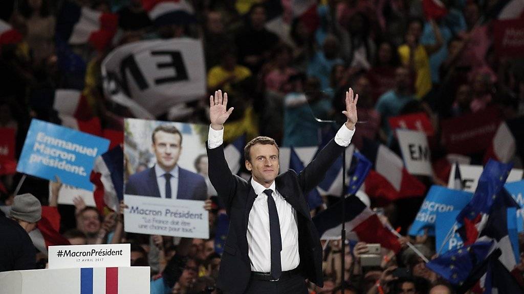 Der französische Präsidentschaftskandidat Emmanuel Macron lässt sich von seinen Anhängern in Paris feiern. Macron hat zur Zeit die besten Chancen Präsident zu werden, aber das Rennen ist noch offen.