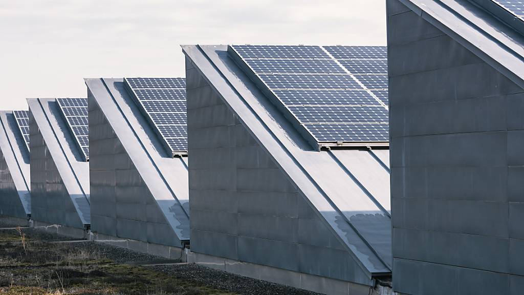 Eine Photovoltaikanlage von Edisun auf dem Dach des Messezentrums in Zürich-Oerlikon, (Archivbild von 2017)