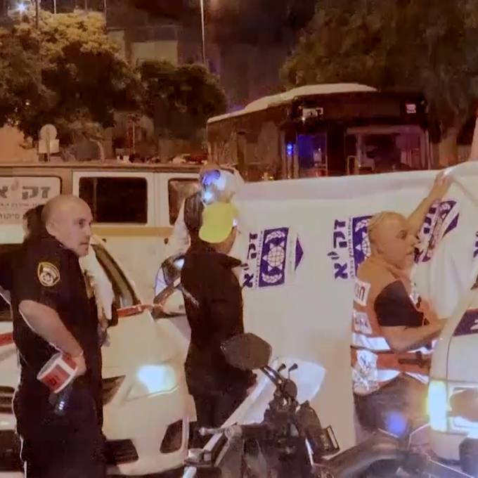Drei Personen bei Anschlag in Israel getötet – Täter auf der Flucht