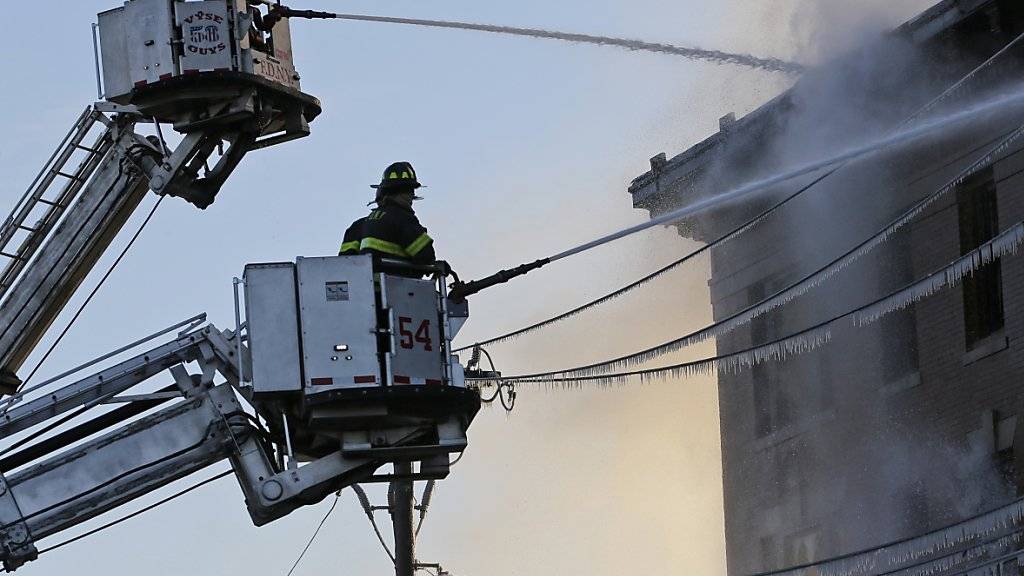 Feuerwehrleute im Einsatz gegen den Brand im New Yorker Statteil Bronx.