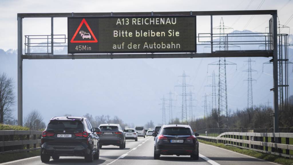 Lieber ausreichend Zeit einplanen, statt die Autobahn bei Stau zu verlassen, empfiehlt die ASTRA. Sonst könne es zu Ausweichverkehr auf nahen Nationalstrassen kommen. (Archivbild)