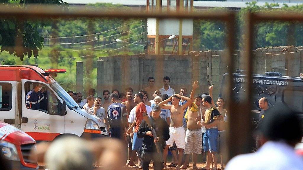 Nach dem Tumult im Gefängnis im brasilianischen Bundesstaat Goiás treiben die Sicherheitskräfte die verbliebenen Häftlinge zusammen.