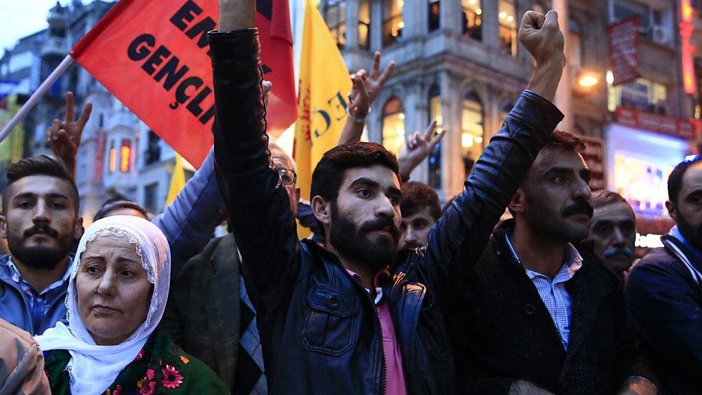 Protestdemonstration in Istanbul gegen den Doppelanschlag von Ankara mit bis zu 100 Toten.