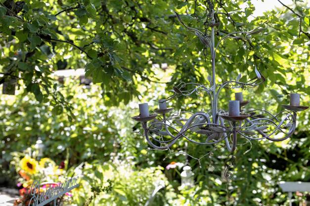 Die Blumenkonigin Und Ihre Prinzessin Zu Besuch Im Marchengarten