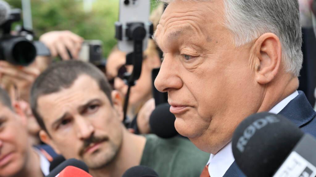 Der Vorsitzende der Fidesz-Partei und ehemalige ungarische Ministerpräsident Viktor Orbán spricht bei seiner Ankunft auf dem Arbeitskongress der Oppositionspartei Fidesz mit der Presse. Foto: Zoltan Mathe/MTI/AP/dpa