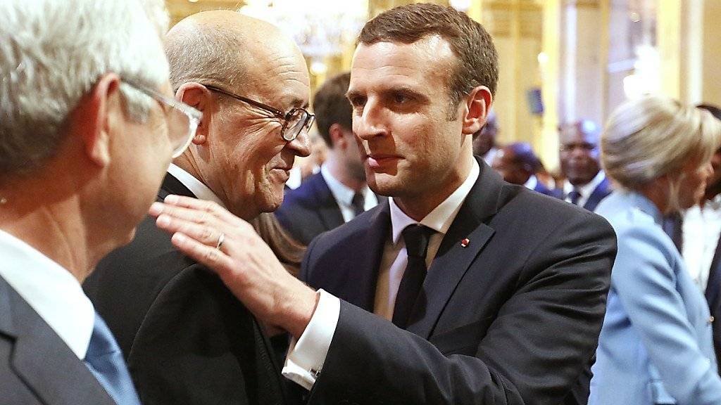 Unter Macron (r.) ändert sich nicht alles: Mit Le Drian (2.v.l.) ist auch ein Minister aus der Amtsteit Hollandes in der Regierung.