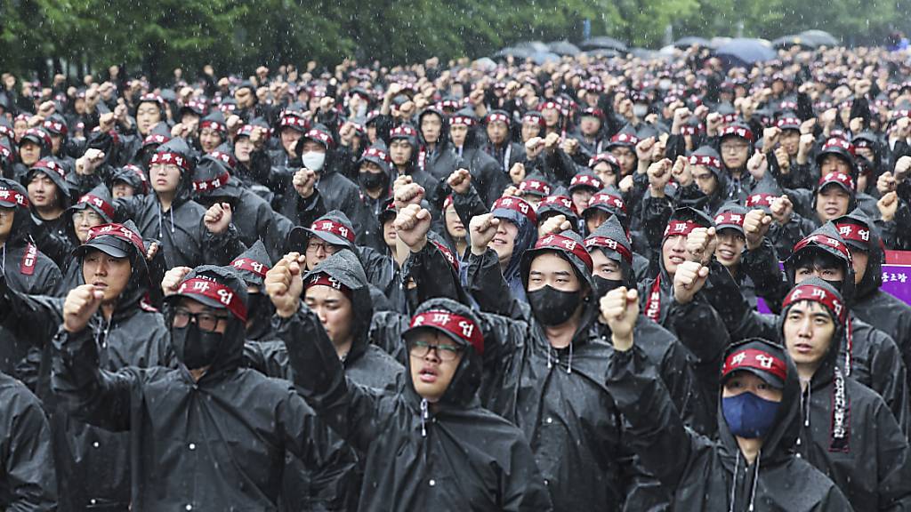 Mitglieder der Samsung-Gewerkschaft NSEU zum Auftakt des Streiks am Montag. (Archivbild)