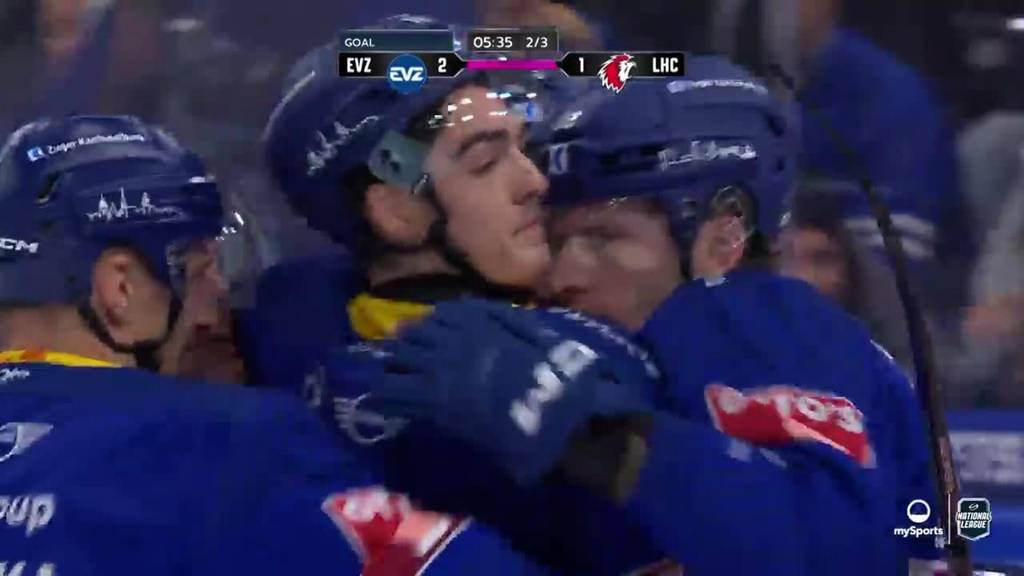 EVZ feiert Sieg gegen Lausanne im allerersten Heimspiel der Saison