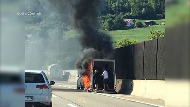 Sissach: Pferdeanhänger brennt auf Autobahn