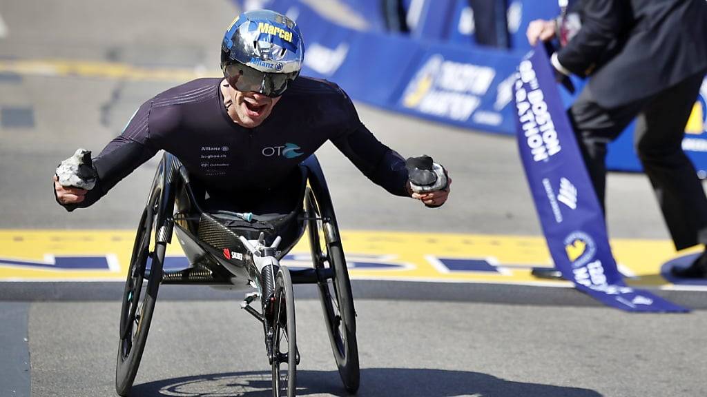 Marcel Hug gewinnt den Boston-Marathon mit Streckenrekord