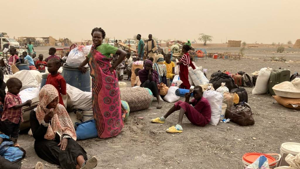 ARCHIV - Flüchtlinge aus dem Sudan warten nach der Überquerung der Grenze in den Südsudan auf einen Transport in das Transitlager der grenznahen Stadt Renk. Der blutige Machtkampf im Sudan, der im April 2023 begann, hat  die größte Flüchtlingsbewegung weltweit ausgelöst. Foto: Eva-Maria Krafczyk/dpa