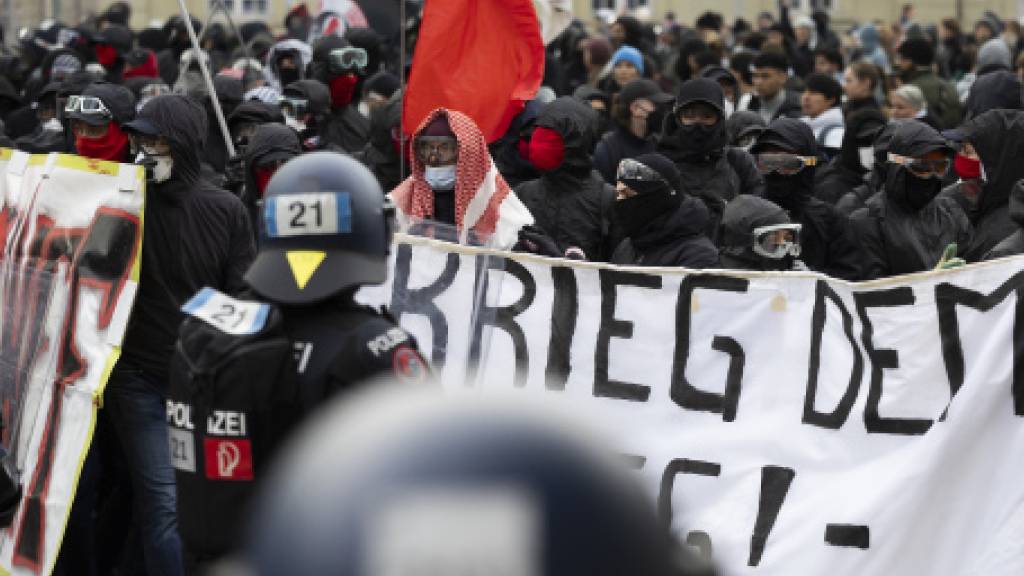 Nur wenige hundert Demonstrierende versammelten sich für die Anti-WEF-Demonstration in Bern.