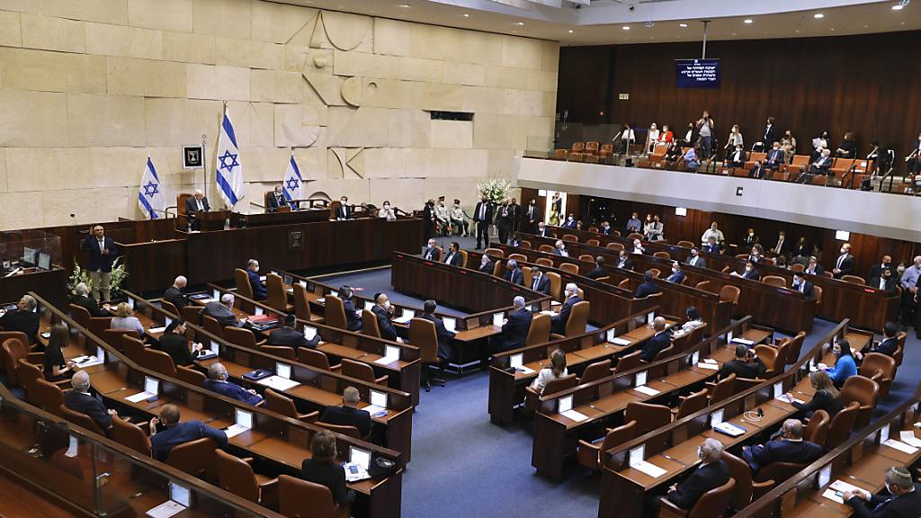 ARCHIV - Das israelische Parlament stimmt dem Haushalt 2021 zu. Damit sind Neuwahlen abgewendet. Foto: Alex Kolomoisky/Pool Yediot Aharonot/AP/dpa