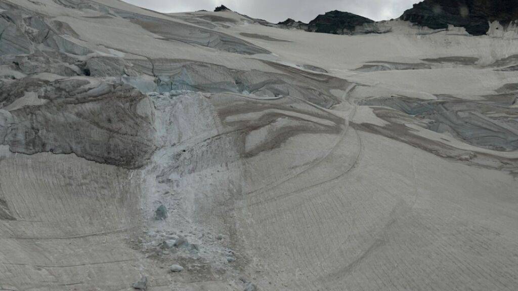 Bei einem Gletscherabbruch oberhalb von Saas Fee ist ein Mann getötet worden. Zwei seiner Begleiter wurden leicht verletzt.