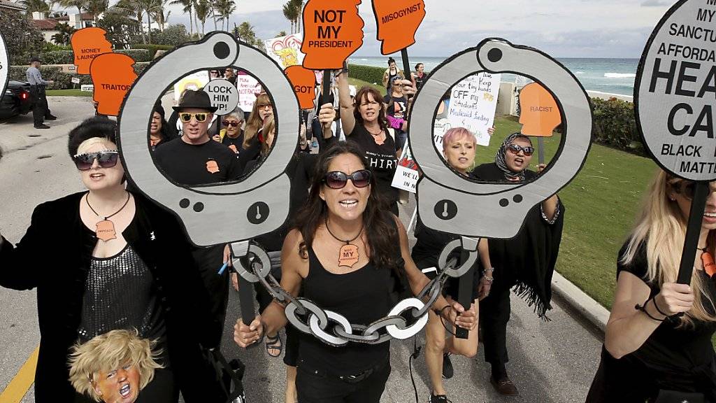 «Marsch der Frauen» gegen Donald Trump: In Palm Beach in Florida und 300 weiteren US-Städten gingen am Samstag mehrere hunderttausend Personen auf die Strasse.
