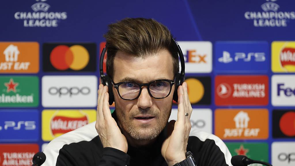 Raphael Wicky musste an der Medienkonferenz in Manchester auch von der Vergangenheit mit dem FC Basel erzählen