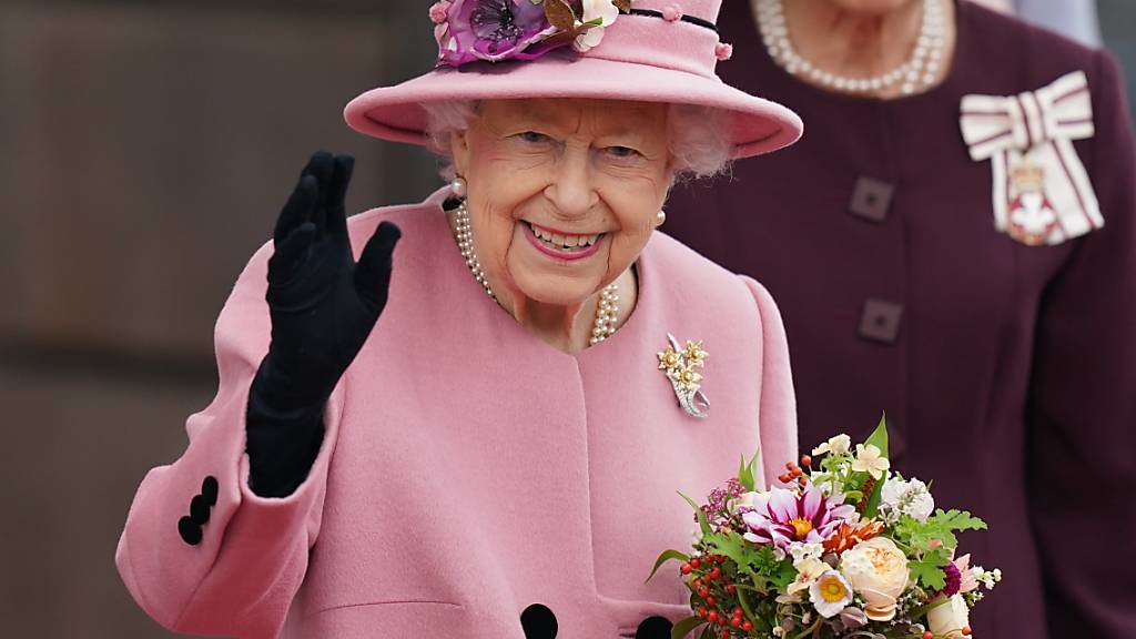 dpatopbilder - ARCHIV - Die britische Königin Elizabeth II. hält einen Blumenstrauß in der Hand und winkt. Trotz gesundheitsbedingter Ruhepause und einem kurzen Aufenthalt im Krankenhaus will Königin Elizabeth II. (95) einem Bericht der «Times» zufolge noch immer Anfang November zur Klimakonferenz nach Glasgow reisen. Foto: Jacob King/PA Wire/dpa