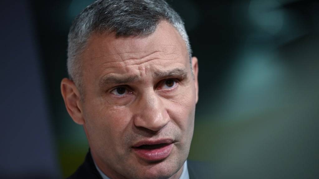 ARCHIV - Vitali Klitschko, Bürgermeister von Kiew spricht mit Journalisten bei der Ukraine-Wiederaufbaukonferenz. Foto: Britta Pedersen/dpa