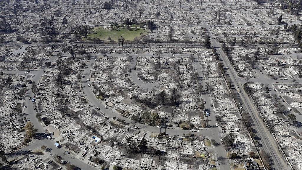 Die Brände in Kalifornien haben bereits 5700 Gebäude niedergebrannt.