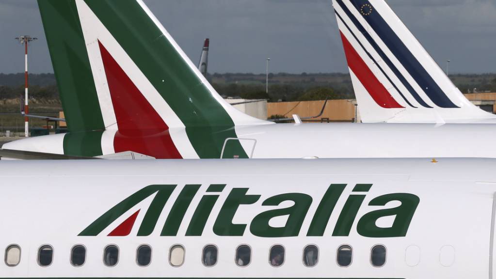 Die Gespräche zur Rettung der italienischen Fluggesellschaf Alitalia gehen weiter: Die italienische Eisenbahngesellschaft Ferrovie dello Stato (FS) verhandelt mit der Lufthansa und der US-Airline Delta. (Archiv)