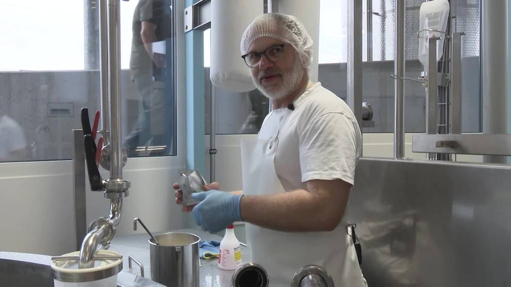 Ein Liter Milch für eine Kugel Mozzarella – zu Besuch bei Guido Bisig in Einsiedeln