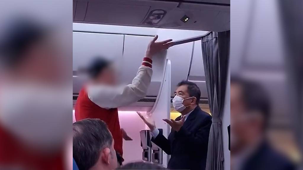 Wütender Passagier nach Streit an Bord aus Flugzeug eskortiert