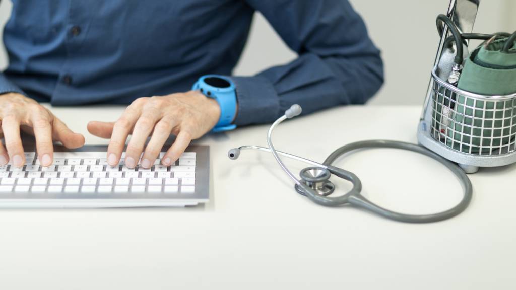 In der Stadt Luzern sollen in der medizinischen Versorgung körperliche, psychische und soziale Aspekte der Gesundheit besser verknüpft werden. (Smybolbild)