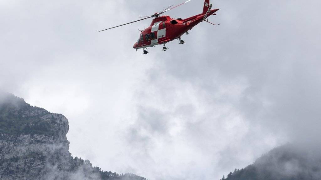 Trotz der Rettungsaktion der Rega verstarb ein verunfallter Holzarbeiter aus Obwalden im Spital. (Symbolbild)
